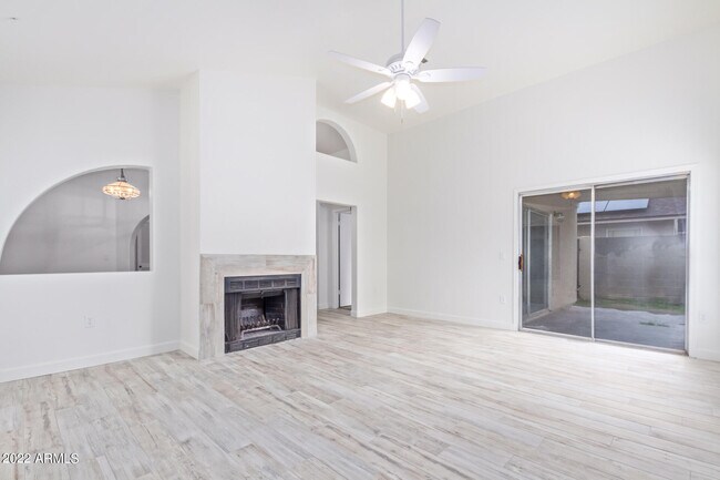 Building Photo - 509 E Rimrock Dr