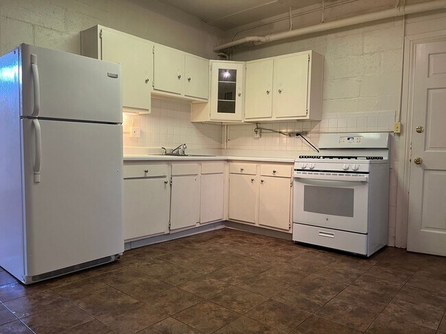 Building Photo - Large Affordable Basement Apartment