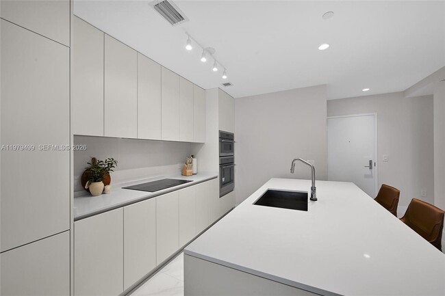 Building Photo - 700 NE 24th St