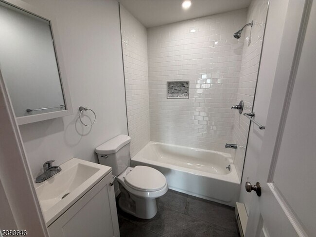 Building Photo - 412-416 Bloomfield Avenue Unit 21