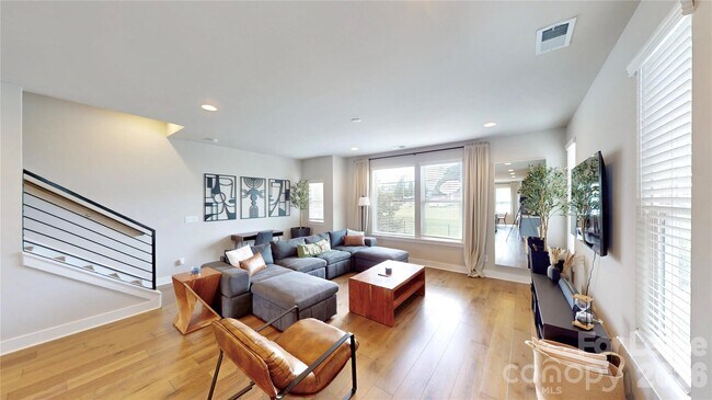 Building Photo - 2115 Isom St