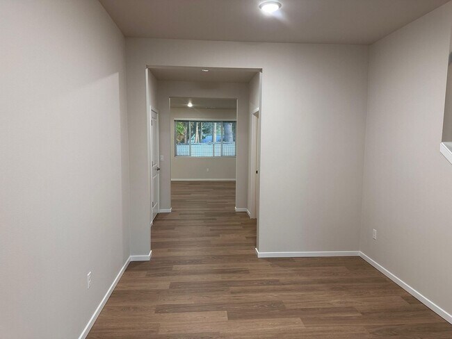 Building Photo - Beautiful Spanaway Home! Apply Today
