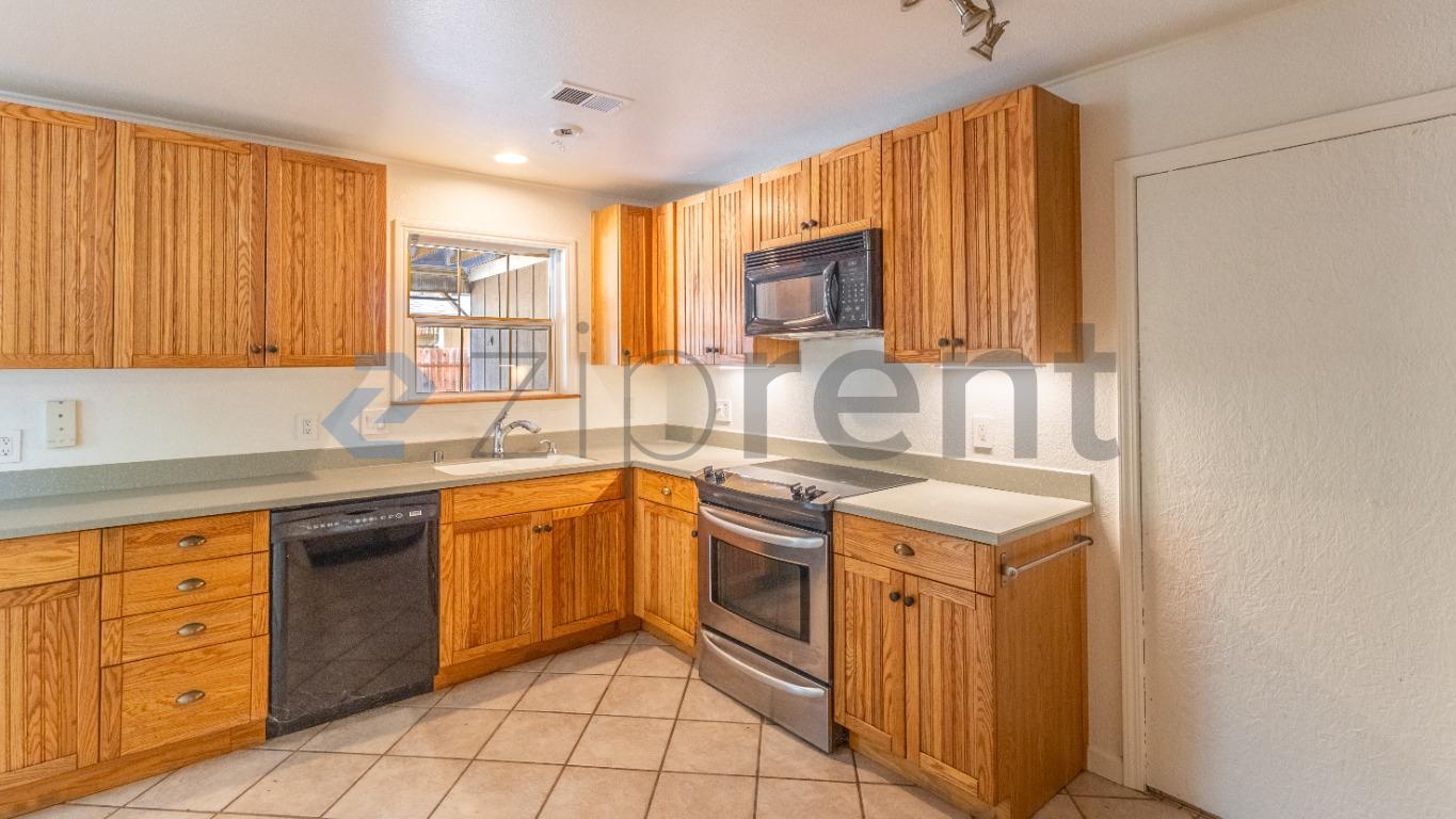 Building Photo - Unit B