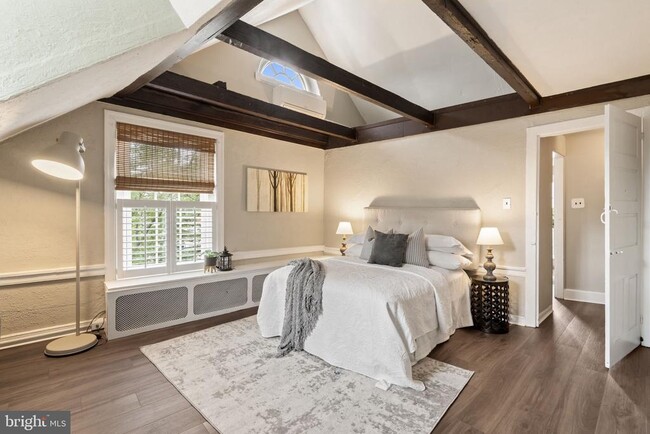 Building Photo - 858 S Front St