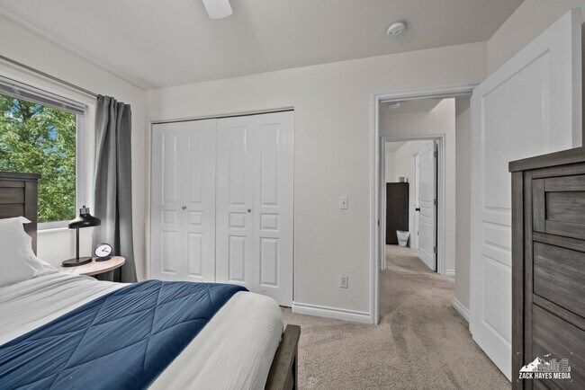 Building Photo - Tudor Townhouse