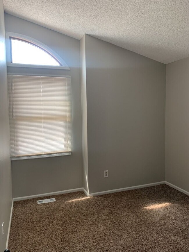 Building Photo - Spacious Tri-Level Home in Southwest Ft. C...