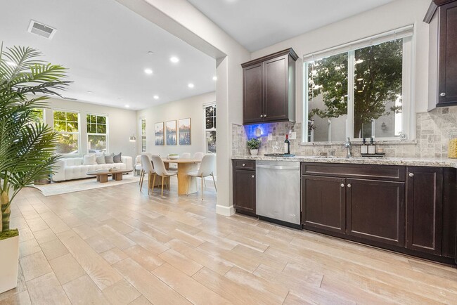 Building Photo - 5Bed/3Ba Home in Quiet Hayward Community w...