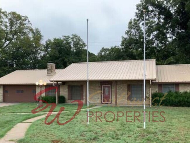 Primary Photo - Spacious 3 bedroom 2 bath with lots of par...