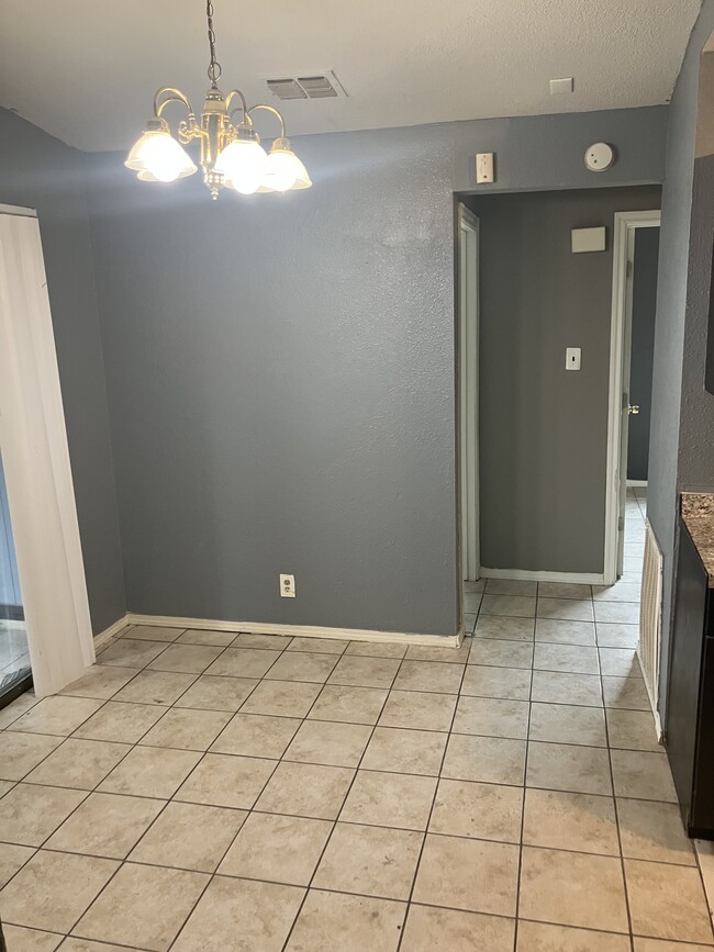 Building Photo - 6207 Valley King