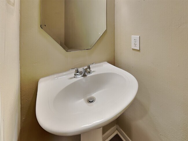 Building Photo - 11911 Lakewood Hills Dr