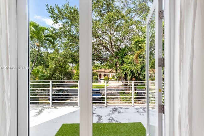 Building Photo - Southwest 20th Road, Miami, FL 33129 - 3 BR 2.5 BA single-family home