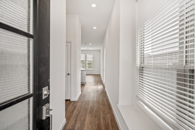 Building Photo - 613 Royal Arch Dr