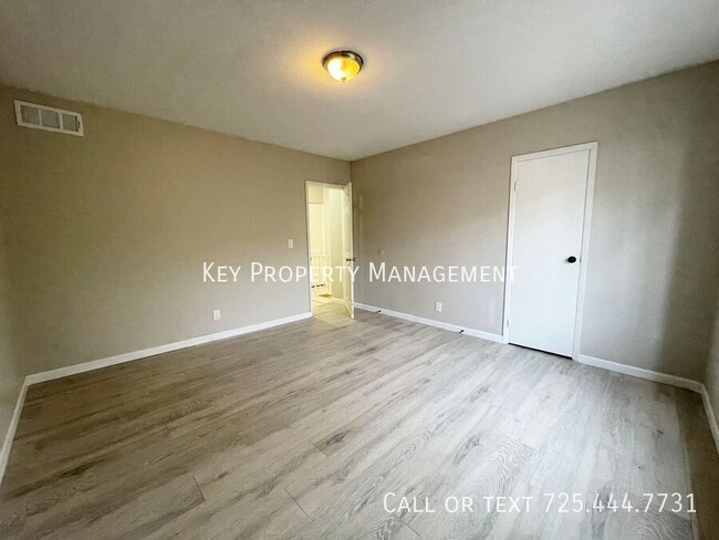 Building Photo - MODERN 2 BED, 1.5 BATH TOWNHOME LOCATED IN...