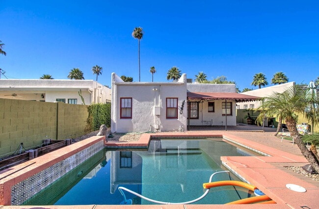 Building Photo - 1310 W Lynwood St