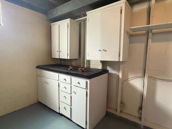 Building Photo - House For Lease