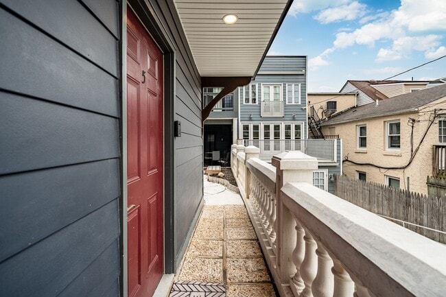 Building Photo - 235 E Market St