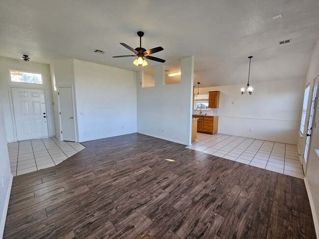 Building Photo - (3) Bed/(2) Bath East Norman Avail NOW!