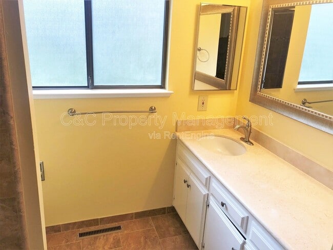 Building Photo - 4084 Los Altos Dr