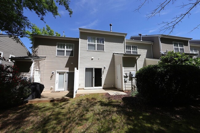 Building Photo - North Raleigh Townhome just off Glenwood Avenue + Ebenezer Church