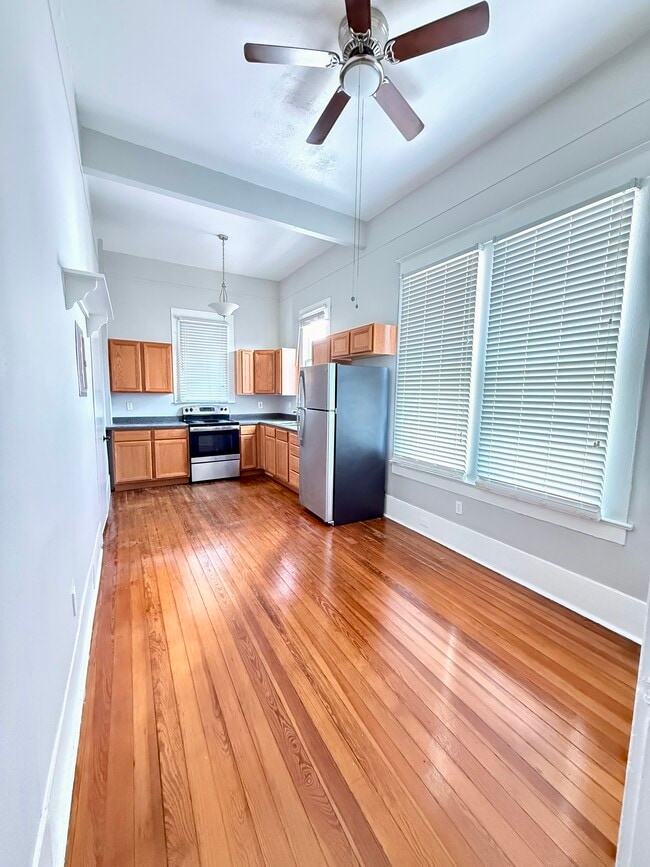 Building Photo - 429 E Carson St