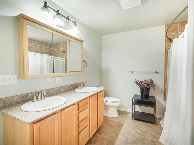 Building Photo - 1936 Crestview Dr