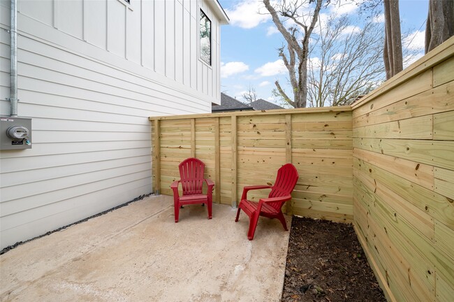 Building Photo - 323 E 24th St