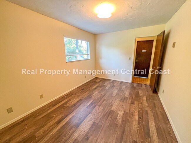 Building Photo - AVAILABLE OCTOBER - Large 4 Bedroom / 3 Ba...