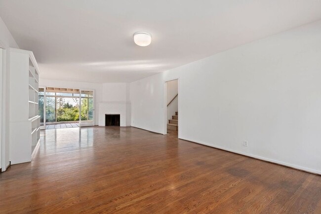 Building Photo - Located in the MUS - Unfurnished Serene El Bosque Home Available November