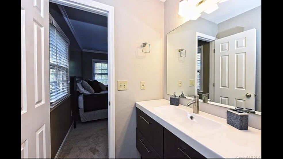 Building Photo - 3300 Selwyn Farms La