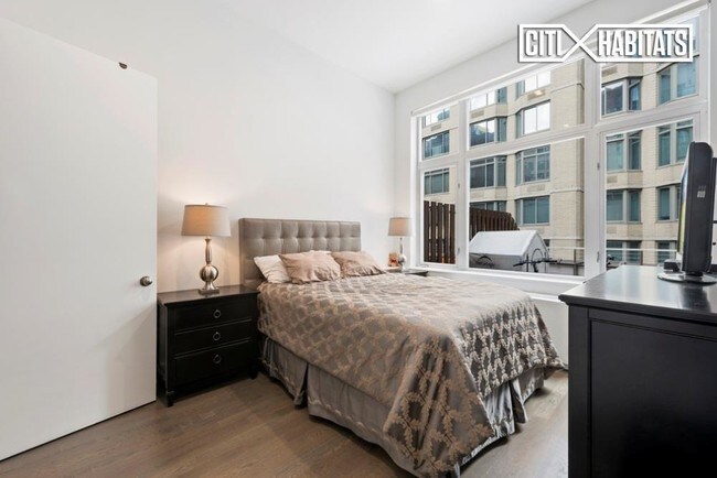 Building Photo - Sienna37