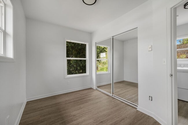 Building Photo - 2bd/1ba Seattle Home