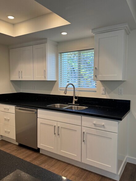 Building Photo - 208 Oswego Ave