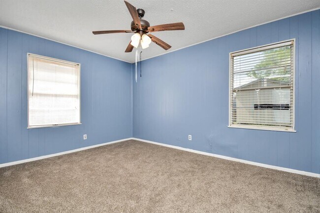 Building Photo - 1404 Briarwood Dr