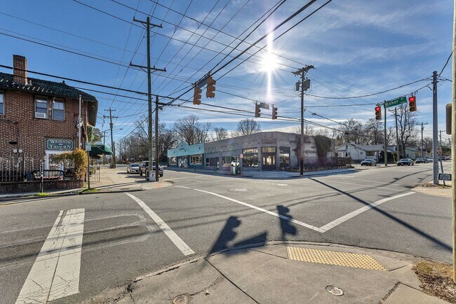 Building Photo - 2 Bedroom, 1 Bathroom Apartment in Greensboro!