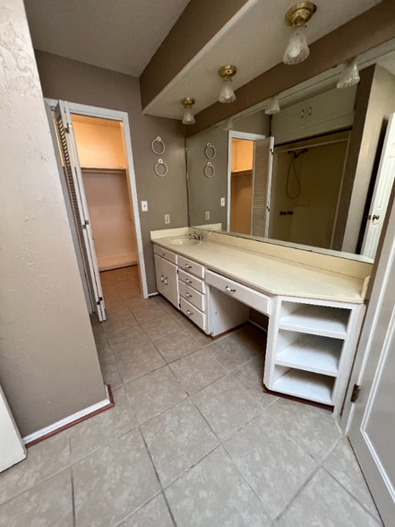 Building Photo - 908 Sycamore Dr