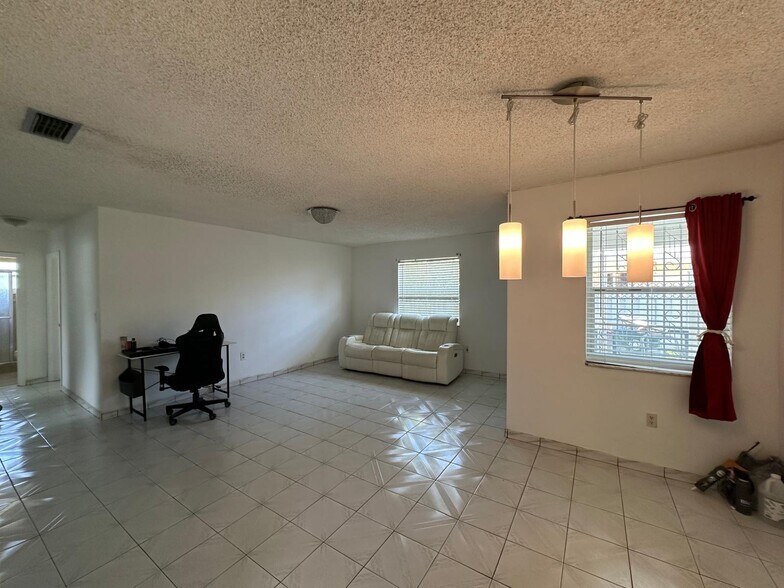 Building Photo - 881 SW 66th Ave