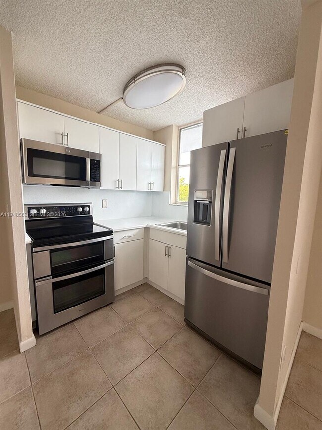 Building Photo - 1801 S Treasure Dr