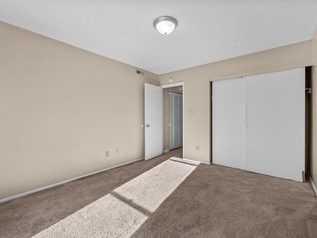 Building Photo - Townhome Beauty!