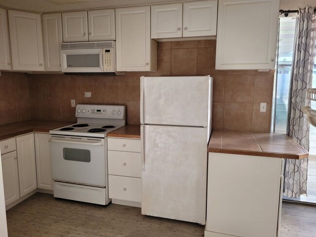 Building Photo - Great Location! Studio, 1 bath, 1 pkg w/Lanai. 300sqft unit . $1600