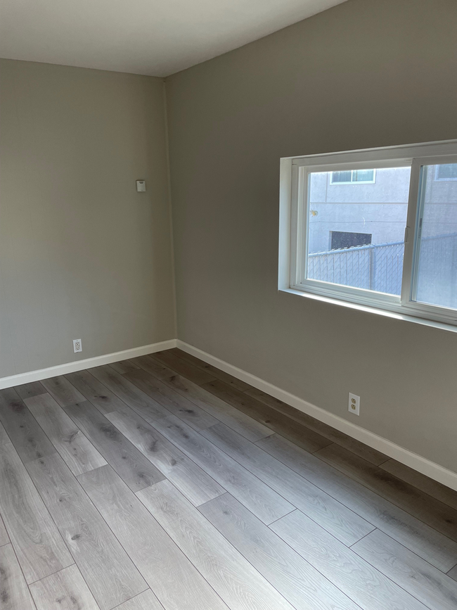 Building Photo - A cozy 2 bedroom and 1.5 bathroom duplex in South San Francisco