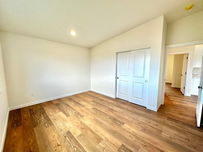 Building Photo - Stunning new home (2025) in North Tacoma –...