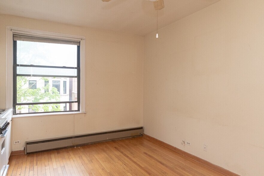 Building Photo - 640 W Barry Ave