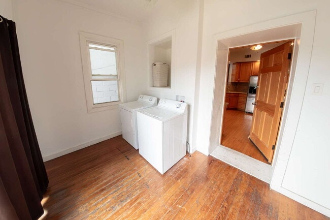 Building Photo - 3-Bedroom Apartment in Ukrainian Village / Humboldt Park!