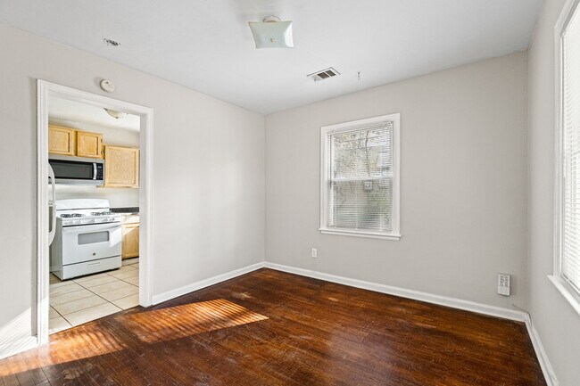 Building Photo - 1850 Hillsdale Dr