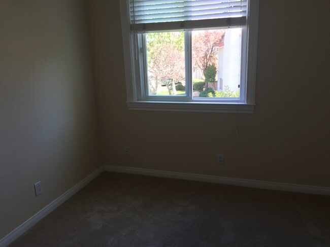 Building Photo - 237 Green Lea Pl