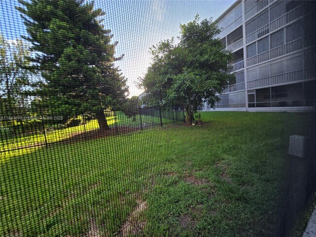 Building Photo - 950 Hillcrest Dr