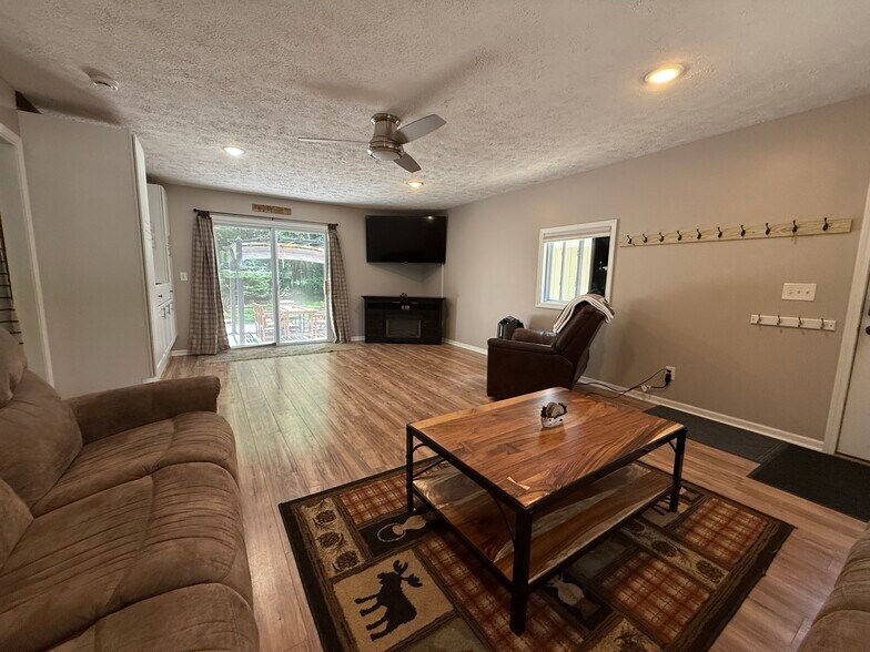 Building Photo - 1111 Woodsdale Dr
