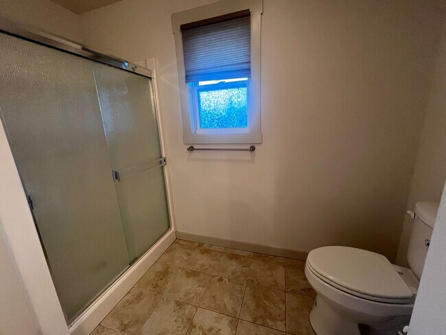Building Photo - WOW! Look at this property ! You cant beat this price!