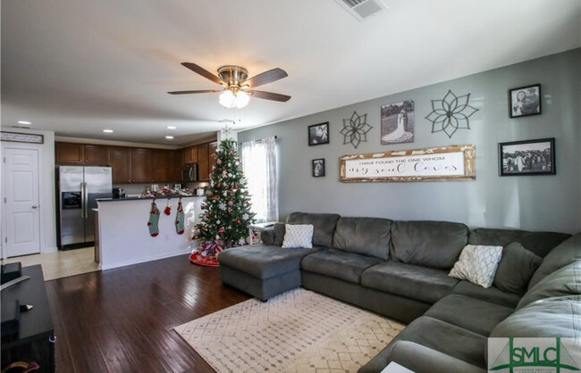 Building Photo - 426 Lions Den Dr
