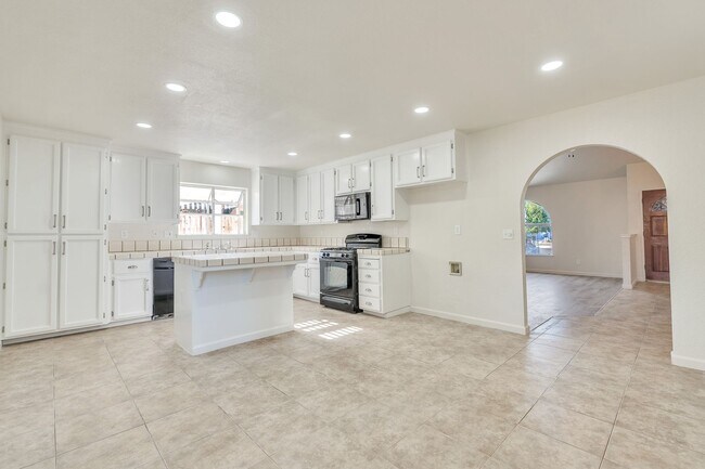 Building Photo - BEAUTIFUL 4 BEDROOM HOME WITH SWIMMING POOL!